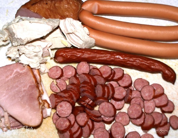 Бульон приготовить заранее на свое усмотрение. Я использовала бульон из индейки. Количество филе индейки указано в готовом виде. Бульон поставить на медленный огонь и довести до кипения. Из колбасных изделий я использовала венские сосиски, корейку венскую, окорок тамбовский и колбаски егерские. Филе индейки, окорок и корейку нарезать кубиками. Сосиски и колбаски нарезать колечками.