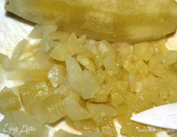 Соленые огурцы очистить от кожицы (необязательно) и мелко нарезать.