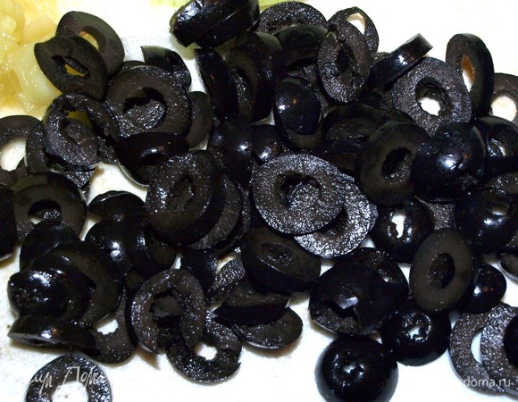 Маслины без косточек нарезать колечками.