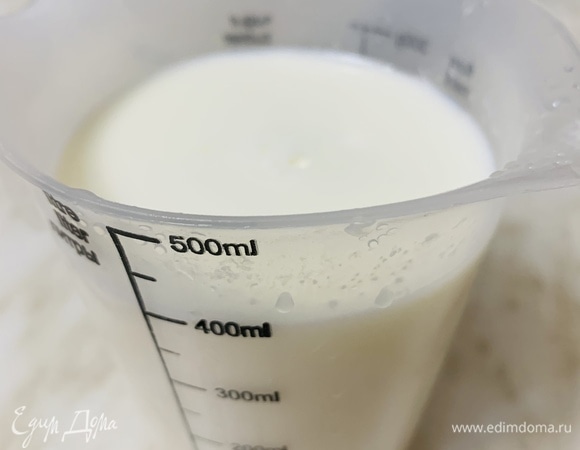 Разогреваем духовку до 215°C (режим «верх/низ»). В молоко добавляем свежевыжатый лимонный сок, перемешиваем и даем постоять минут 10–15. Если есть кислая пахта, можно использовать ее вместо молока с лимонным соком в количестве 350 мл.