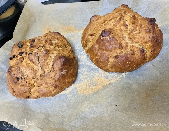 Отправляем тесто в духовку при 215°C на 15 минут. Затем температуру убавляем до 200°C и выпекаем еще 30 минут. За 15 минут до конца желательно поднять противень на уровень выше и включить конвекцию.