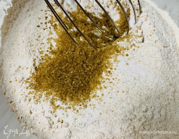 В это время смешиваем все сухие ингредиенты с просеянной мукой и перемешиваем венчиком.