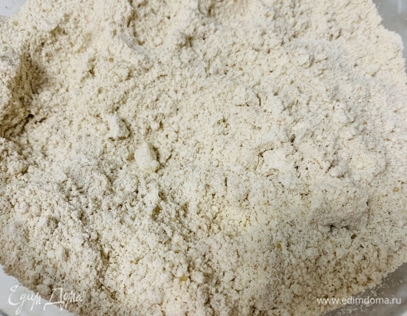 Масло с мучной смесью растираем руками в мелкую крошку.