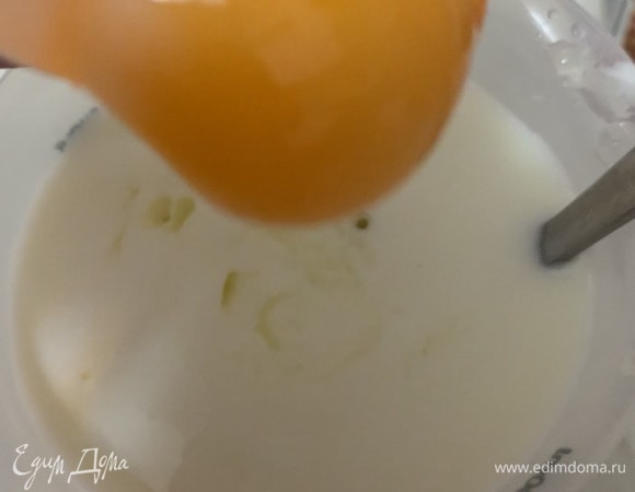 В молочную смесь добавляем яйцо и слегка взбиваем.