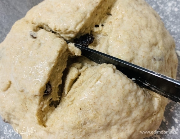 Противень покрываем пергаментом и слегка посыпаем мукой. На него выкладываем оба теста на небольшом расстоянии друг от друга. Смазываем молоком и делаем на поверхности глубокие крестообразные надрезы.