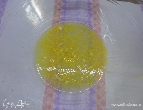 Для маринада с лимона снимите цедру и выжмите сок.