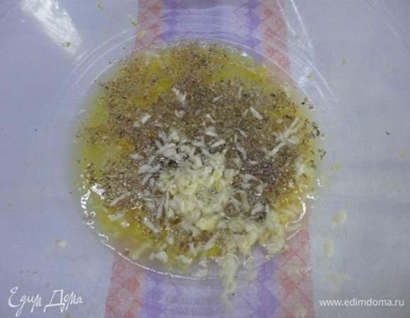 Добавьте орегано, чеснок, соль и оливковое масло.