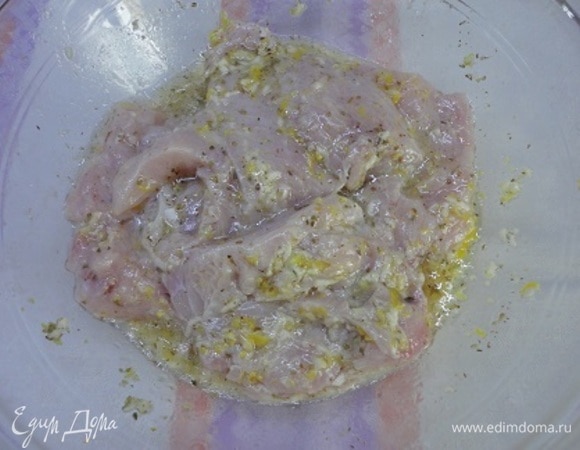 Грудки вымойте и обсушите бумажным полотенцем. Поместите их в посуду с маринадом и перемешайте. Оставьте в холодильнике на 2 часа мариноваться.