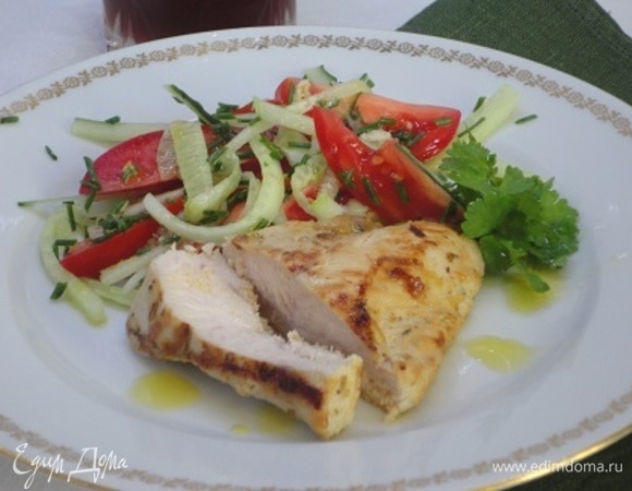 Замаринованные грудки выдержите еще 30 минут при комнатной температуре прежде, чем приступите к их тепловой обработке. Затем достаньте мясо из маринада, удалите остатки бумажным полотенцем. Разогрейте оливковое масло в сковороде и выложите грудки. Обжаривайте с каждой стороны по 6 минут. Подавайте с овощным или зерновым гарниром. Приятного аппетита!