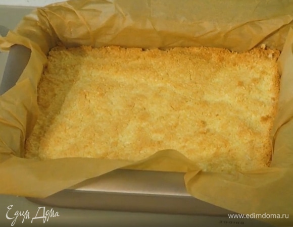 Выпекать корж в разогретой духовке 20 минут.