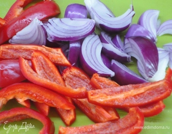 Перец нарезать крупными полосками. Каждую луковицу разрезать на 8 долек. Пармезан натереть на терке.