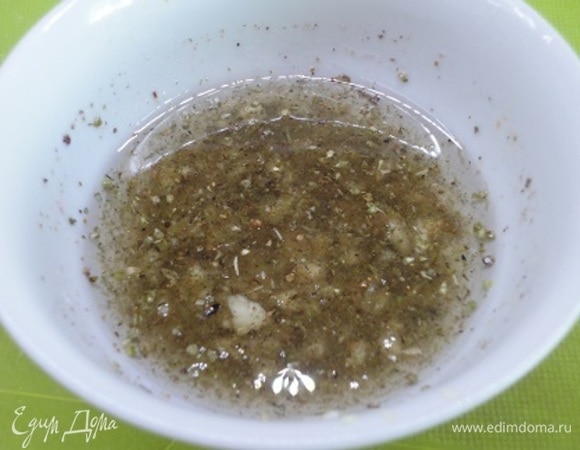 Смешать все ингредиенты для заправки.