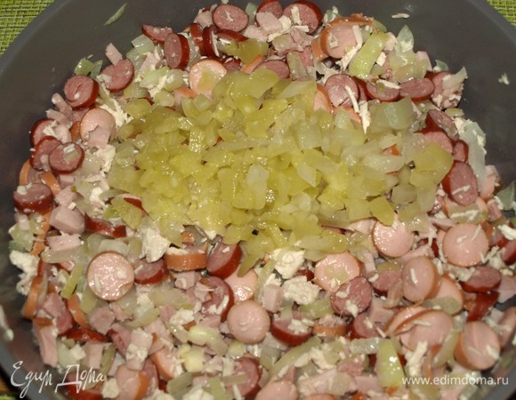 Добавляем огуречный рассол и подготовленные соленые огурцы. Перемешиваем и готовим 5–7 минут.