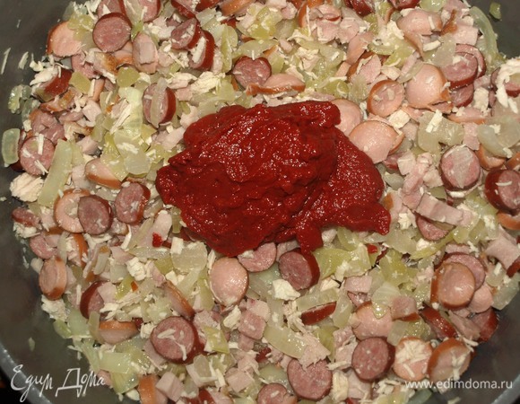 Добавляем томатную пасту. Перемешиваем и готовим 5 минут, помешивая.