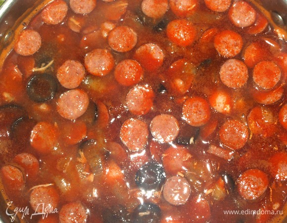 Добавляем маслины, лавровый лист. Добавляем соль и черный перец по вкусу. Если вы любите каперсы, то их можно добавить на этом этапе. Томим еще 5 минут. Снимаем с огня. Даем постоять 5–10 минут. Можно подавать к столу. Подаем с зеленью, лимоном и сметаной.