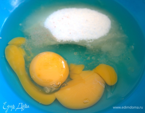 Яйца взять комнатной температуры.