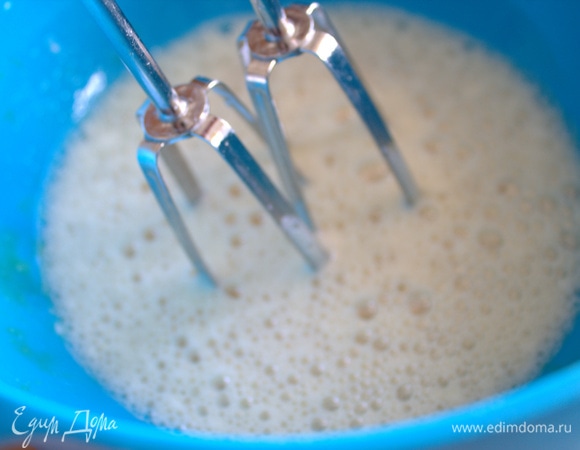 Взбить с сахаром и ванилью.