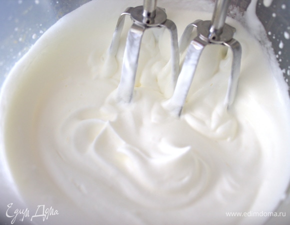 Взбить сливки или густую жирную сметану.