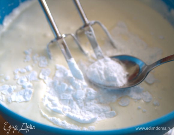 Всыпать крахмал, соль, соду (не гасить). Крахмала можно и меньше, если творог не влажный.