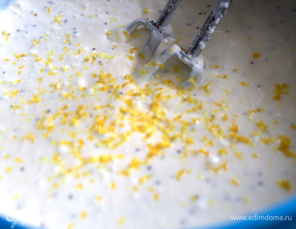 Натереть цедру половины лимона.