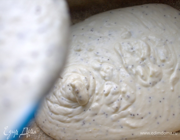 Перелить в форму со смазанным маслом пергаментом.