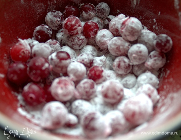 Обвалять в крахмале (свежую — необязательно).