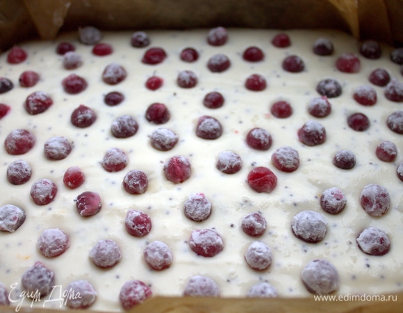 Рассыпать по всей поверхности теста ягоды.