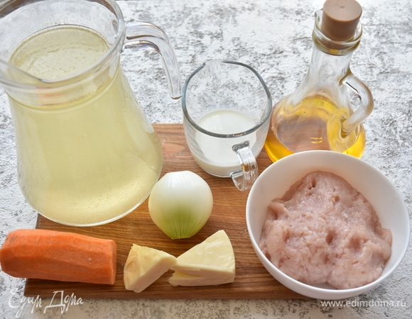 Подготовить продукты. Филе куриной грудки перекрутить на мясорубке в фарш. Из частей, оставшихся после разделки курицы, сварить бульон и процедить.