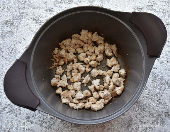 В кастрюле разогреть растительное масло. Отделить от фарша небольшие кусочки и обжарить в масле. После обжаривания переложить их в миску.