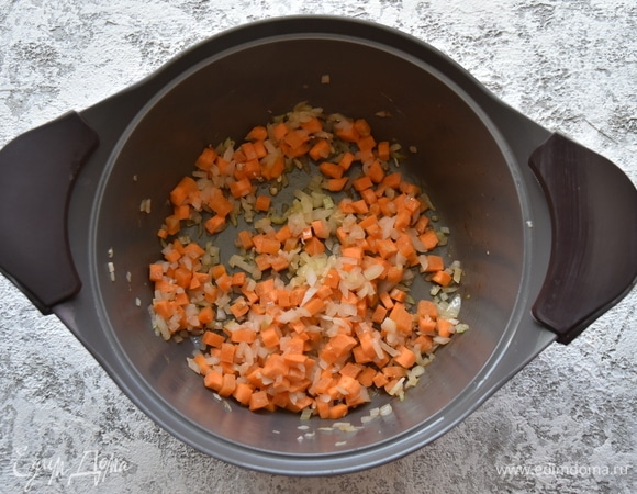 Нарезать лук и морковь и пассеровать их в той же кастрюле на масле, оставшемся после обжаривания курицы.