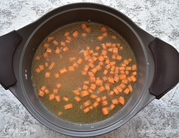 Влить бульон и довести его до кипения.