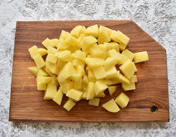 Картофель нарезать кубиком и добавить в суп.