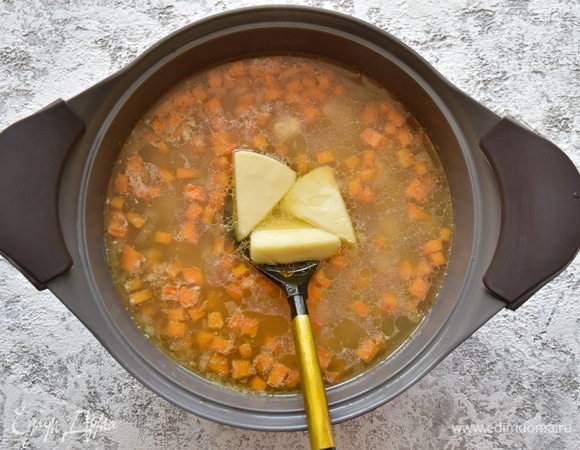 Довести картофель до готовности и добавить плавленый сыр. Можно использовать любые другие легко плавящиеся сыры.