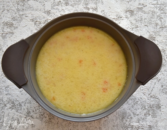 Развести в сливках муку, влить в суп, перемешать. Накрыть кастрюлю крышкой и на медленном огне потомить до полного расплавления сыра. Добавить соль, белый молотый перец по вкусу и снять с огня.