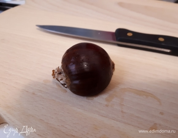 У остальных каштанов надрежьте кончики и положите их обратно в воду. Поставьте вариться. Когда каштаны закипят, проварите их 3 минуты, затем откиньте на дуршлаг и охладите проточной водой. Дайте им остыть, а затем очистите.