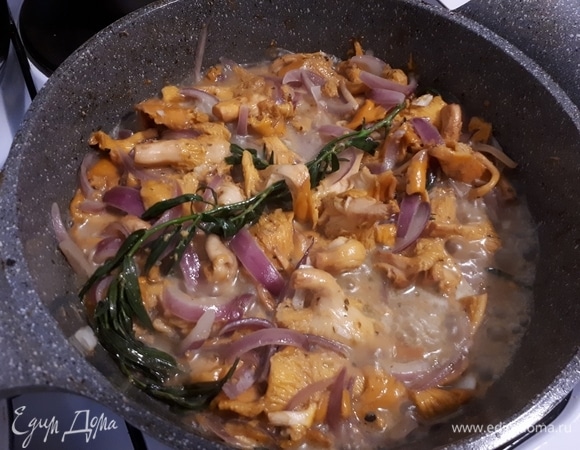 Добавьте лисички и жарьте на сильном огне, пока жидкость не испарится.