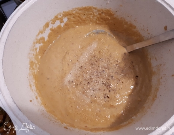 Уберите эстрагон и отложите несколько целых лисичек. Оставшиеся грибную и каштановую смеси измельчите в блендере до состояния пюре. Переложите пюре в кастрюлю, добавьте вторую половину бульона, соль и специи. Хорошо перемешайте и доведите до кипения на медленном огне.