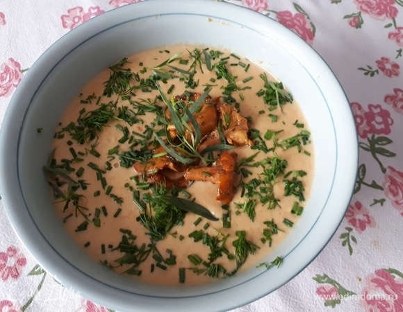 Для подачи положите целые лисички сверху на велюте и посыпьте травами.