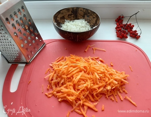 Лук мелко нарезать, морковь потереть на терке, обжарить на растительном масле до золотистого цвета.