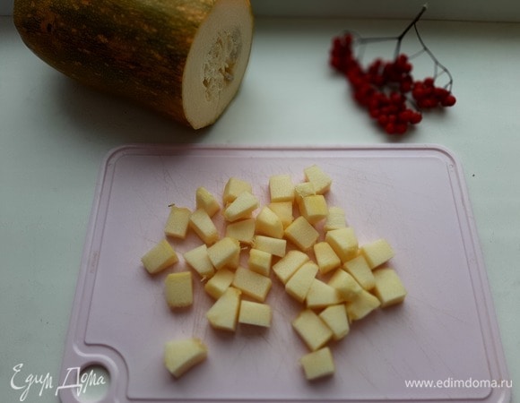 Кабачки нарезать небольшими кубиками и добавить в зажарку. Готовить на среднем огне минут 5.