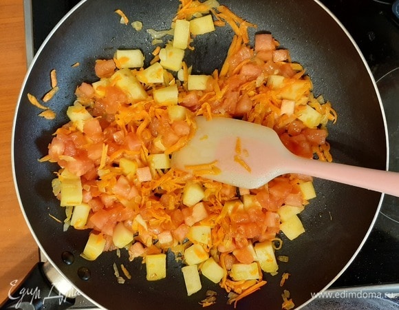 Готовую зажарку отправить в суп и варить минут 10–15 до готовности. Посолить по вкусу.