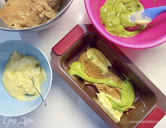 Форму смазать маслом и выложить все виды теста друг на друга слоями и зигзагами. Не перемешивать. Выпекать при 180°C 30–45 минут, проверять на сухую шпажку. Если завернуть на ночь в пленку, утром будет очень вкусный и сочный кекс.