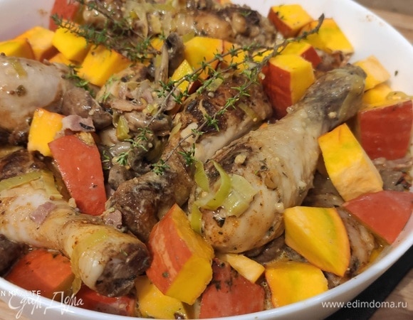 Выложить смесь в большую форму для запекания, сверху разложить курицу и кусочки тыквы. Запекать в духовке 30–40 минут при 180°C. Проверить очень просто — ножом прокалываете самую толстую часть голени. Если сок прозрачный, значит, курица готова.