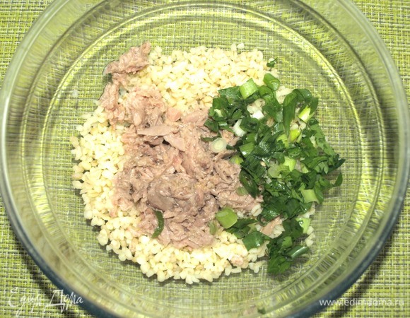 Булгур приготовить заранее. В ингредиентах указан вес готового булгура. Зелень (петрушку и зеленый лук) порубить. С тунца слить жидкость. Все ингредиенты соединяем в миске и перемешиваем.