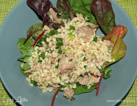 Листья салата промыть, дать стечь воде. Выкладываем в тарелку. Сверху выкладываем булгур с тунцом.