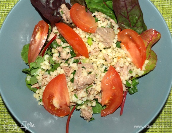 Помидор режем на дольки и выкладываем в тарелку. Добавляем соль и перец по вкусу.