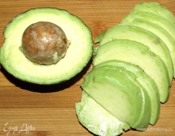 Авокадо очистить, нарезать на дольки.