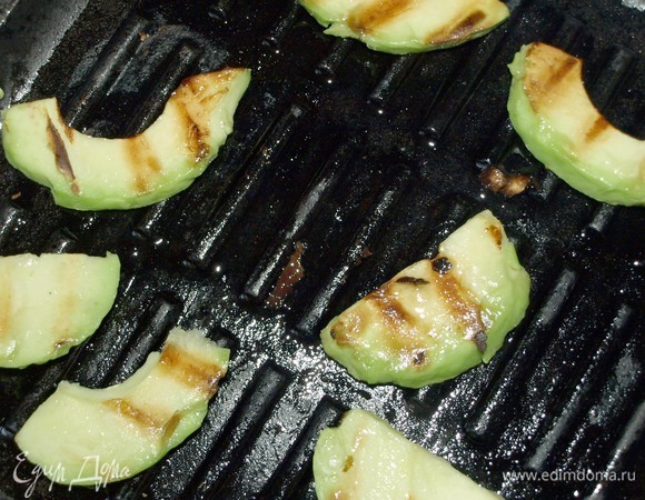 Обжарить авокадо с двух сторон на хорошо разогретой сковороде. При необходимости можно добавить немного растительного масла.