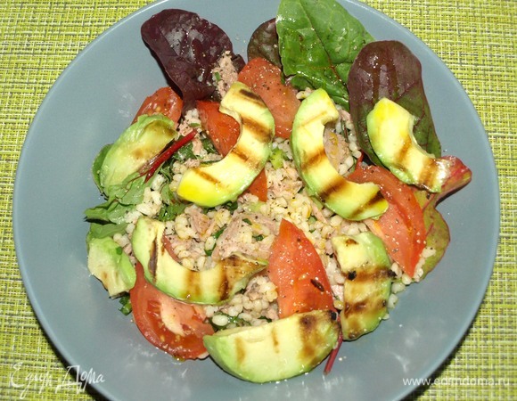 Выкладываем авокадо на салат. Поливаем горчичным маслом.