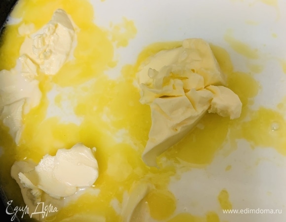 Разогреваем духовку до 160°C в режиме конвекции. В кастрюле с толстым дном или антипригарным покрытием соединяем молоко, воду, соль, сахар и сливочное масло, доводим до кипения при частом помешивании.